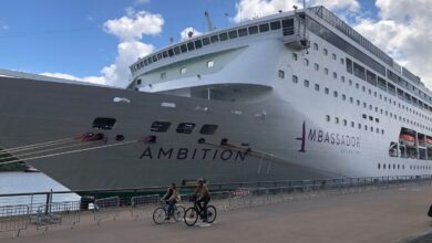 Lo que sabemos sobre el confinamiento del transatlántico “Ambition” con más de 1.700 personas a bordo Lo que sabemos sobre el confinamiento del transatlántico “Ambition” con más de 1.700 personas a bordo